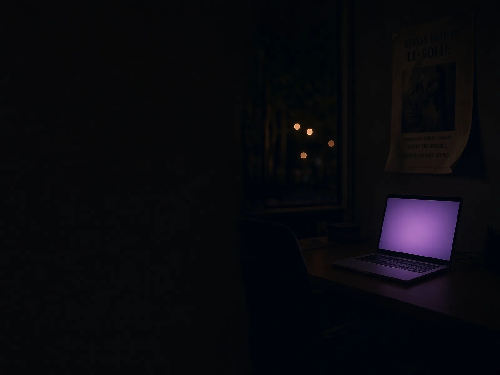 Dunkles Büro bei Nacht: an der Wand ein altes, verblasstes Plakat, auf dem Tisch ein Laptop mit einer aufgeräumten Website