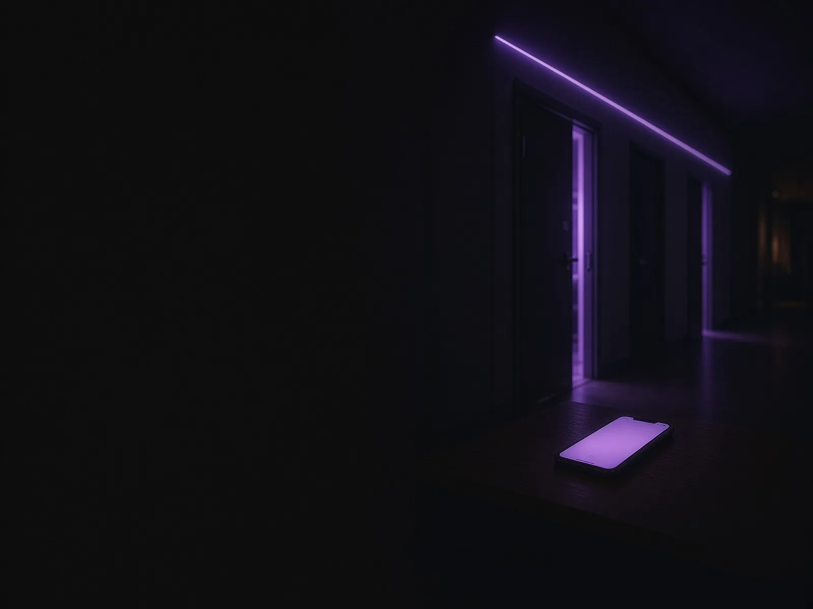 Dunkler Raum bei Nacht: ein leuchtendes Handy, eine feine violette Lichtlinie führt zu einer halb offenen Tür